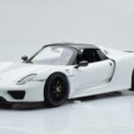 Porsche 918 Spyder Weissach Package Bel S Črnimi Platišči Minichamps 1:18 - image 4 of 9