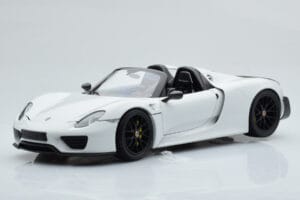 Porsche 918 Spyder Weissach Package Bel S Črnimi Platišči Minichamps 1:18
