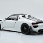 Porsche 918 Spyder Weissach Package Bel S Črnimi Platišči Minichamps 1:18 - image 8 of 9