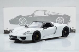 Porsche 918 Spyder Weissach Package Bel S Črnimi Platišči Minichamps 1:18 113062443 Kovina – slika 9 od 9