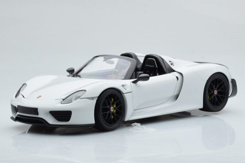 Porsche 918 Spyder Weissach Package Bel S Črnimi Platišči Minichamps 1:18
