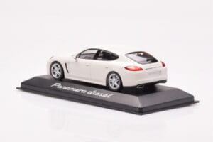 Porsche Panamera 970 Diesel Carrara Bela Minichamps 1:43 WAP0200090C Kovina – slika 3 od 4