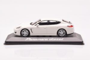 Porsche Panamera 970 Diesel Carrara Bela Minichamps 1:43