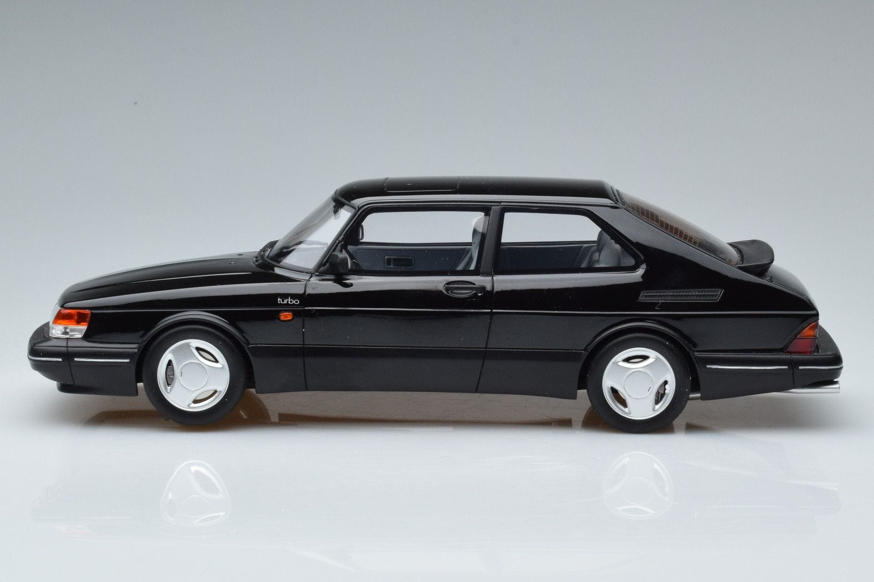Saab 900 Turbo Mk1 Črn Otto 1:18 OT678 Smola – slika 3 od 6