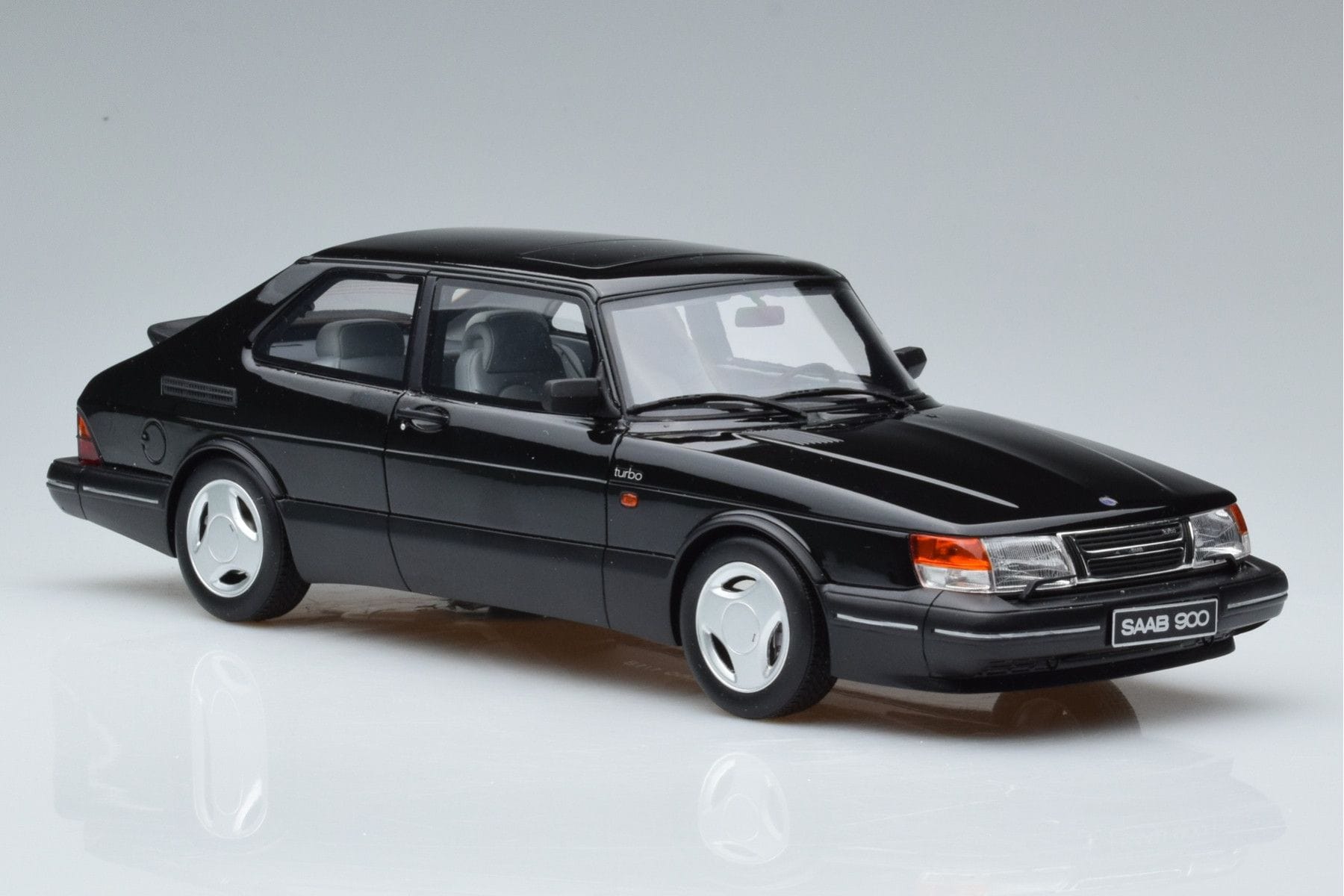 Saab 900 Turbo Mk1 Črn Otto 1:18 OT678 Smola – slika 4 od 6