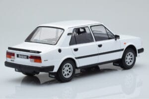 Skoda 130 L Bela IXO 1:18 18CMC158 Kovina – slika 2 od 6