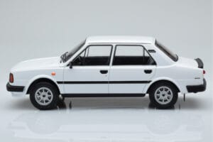 Skoda 130 L Bela IXO 1:18 18CMC158 Kovina – slika 3 od 6
