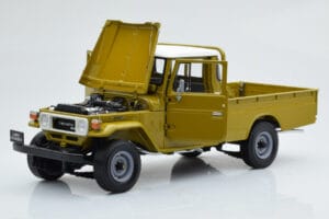 Toyota Land Cruiser 40 4x4 Pickup Oljčna Kyosho 1:18 08958K Kovina – slika 2 od 8
