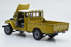Toyota Land Cruiser 40 4x4 Pickup Oljčna Kyosho 1:18 08958K Kovina – slika 3 od 8