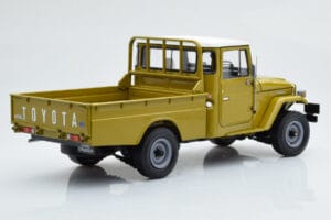 Toyota Land Cruiser 40 4x4 Pickup Oljčna Kyosho 1:18 08958K Kovina – slika 4 od 8