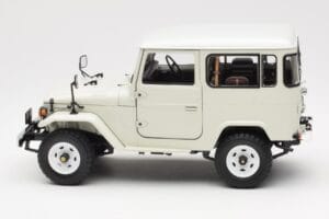 Toyota Land Cruiser FJ40 Van Bel Kyosho 1:18 08971W Kovina – slika 4 od 8