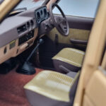 Toyota Land Cruiser 60 Bež Z Opcijskimi Deli Kyosho 1:18 - image 11 of 12