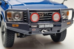 Toyota Land Cruiser 60 Moder Z Opcijskimi Deli Kyosho 1:18 08956XBL Kovina – slika 8 od 11