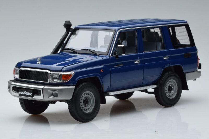 Toyota Land Cruiser J76 Modra Almost Real 1:18 870101 Kovina