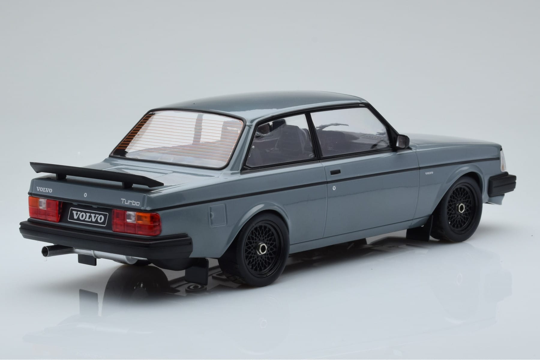 Volvo 240 Turbo Siv IXO 1:18 18CMC089 Kovina – slika 2 od 6