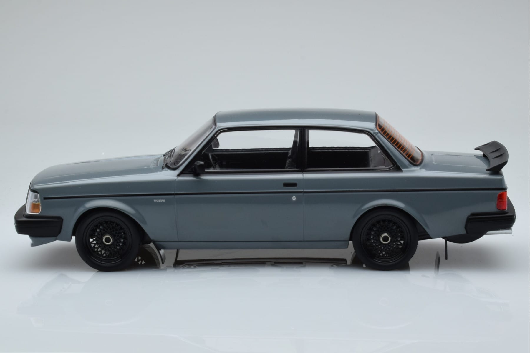 Volvo 240 Turbo Siv IXO 1:18 18CMC089 Kovina – slika 3 od 6