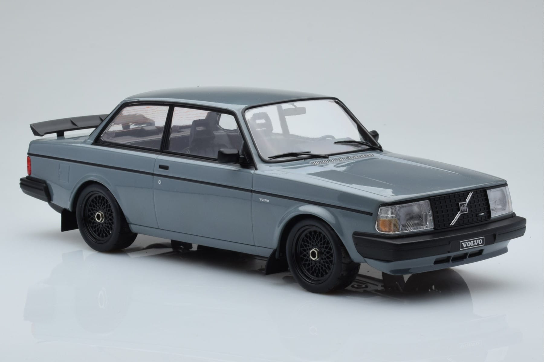 Volvo 240 Turbo Siv IXO 1:18 18CMC089 Kovina – slika 4 od 6