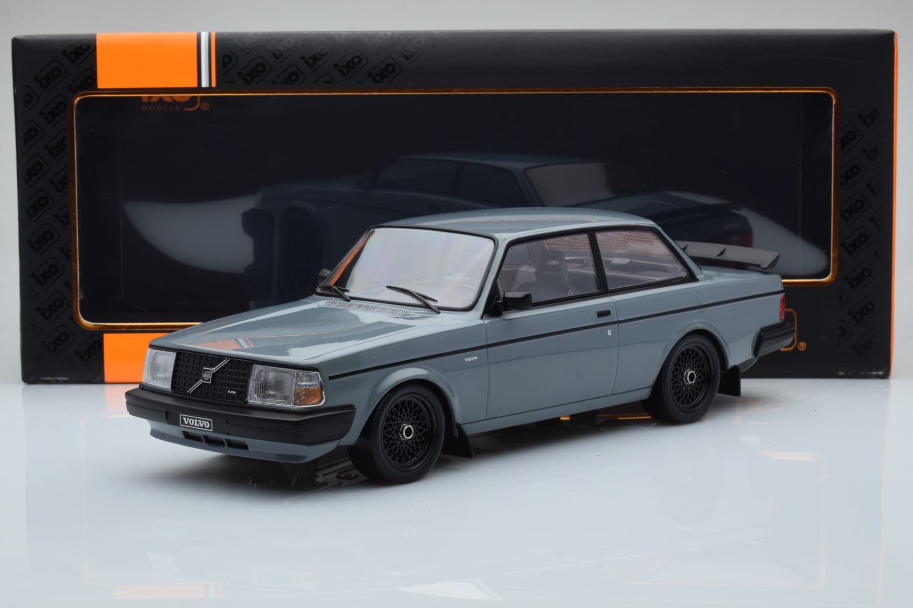 Volvo 240 Turbo Siv IXO 1:18 18CMC089 Kovina – slika 6 od 6