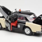 Volvo P121 Policija Revell 1:18 - image 5 of 8