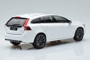 Volvo V60 D3 Crystal Bela FAW 1:18 9430840 Kovina – slika 3 od 7