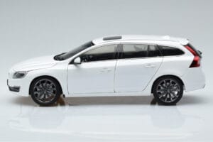 Volvo V60 D3 Crystal Bela FAW 1:18 9430840 Kovina – slika 4 od 7