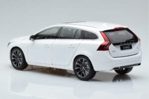 Volvo V60 D3 Crystal Bela FAW 1:18 9430840 Kovina – slika 6 od 7