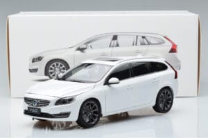 Volvo V60 D3 Crystal Bela FAW 1:18 9430840 Kovina – slika 7 od 7