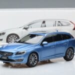 Volvo V60 D3 Power Moder FAW 1:18 9430839 Kovina - image 7 of 7