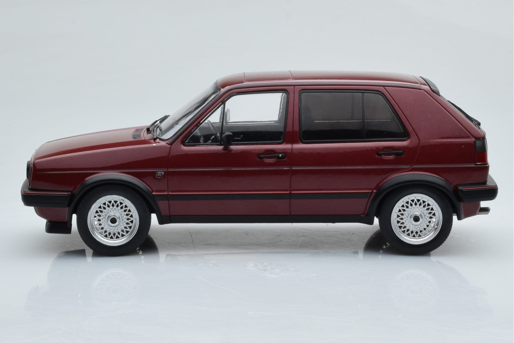 Volkswagen Golf GTI Mk2 Rdeč MCG 1:18 MCG18391 Kovina – slika 3 od 6