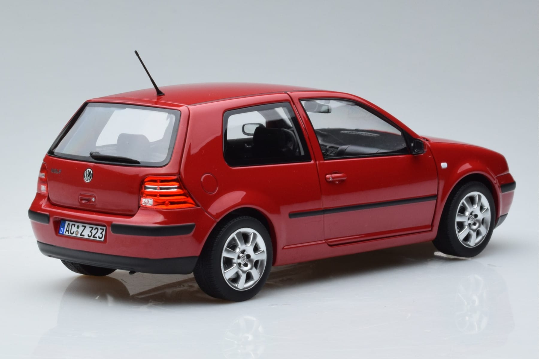 Volkswagen Golf Mk4 Rdeč Norev 1:18 188573 Kovina – slika 3 od 7