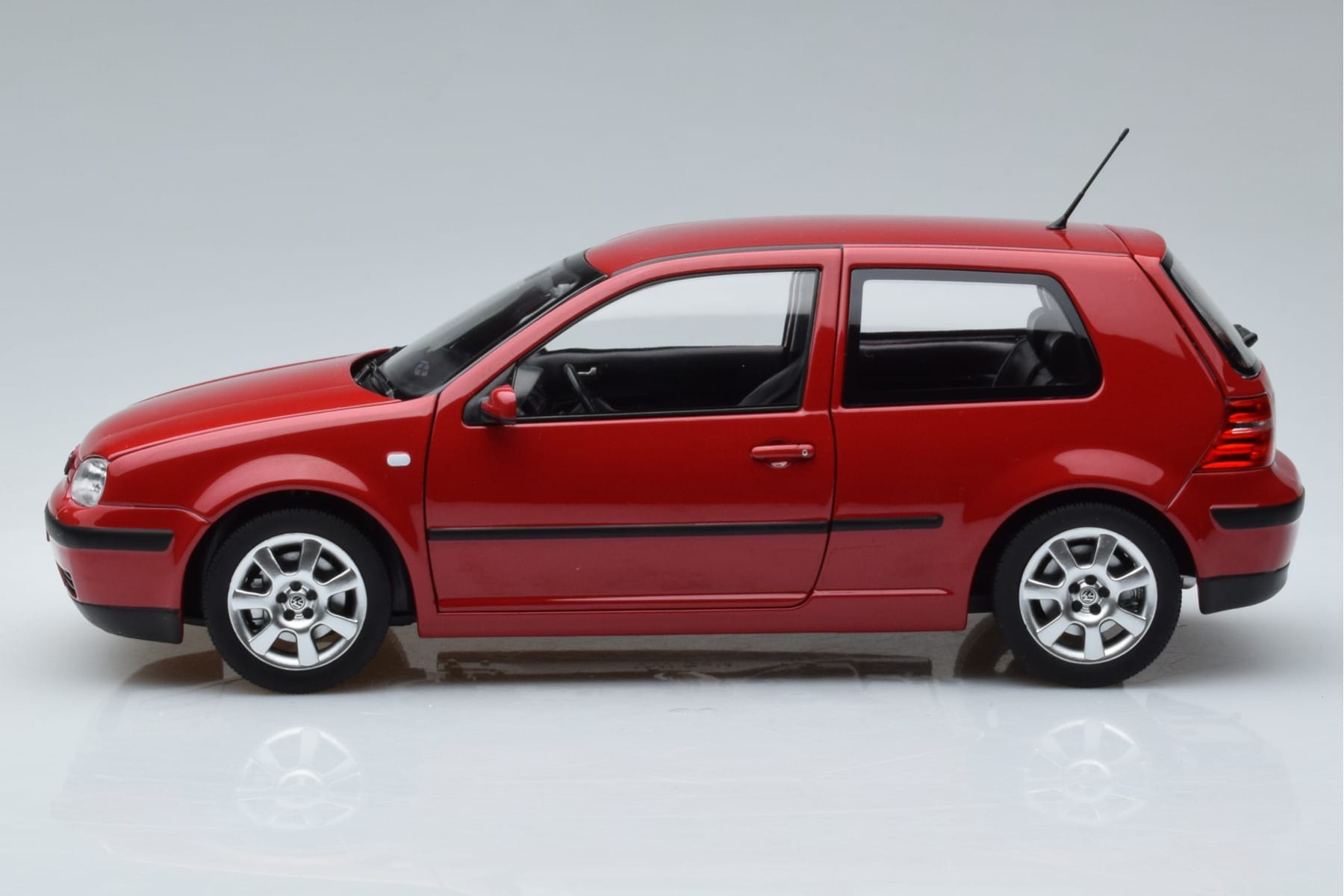 Volkswagen Golf Mk4 Rdeč Norev 1:18 188573 Kovina – slika 4 od 7