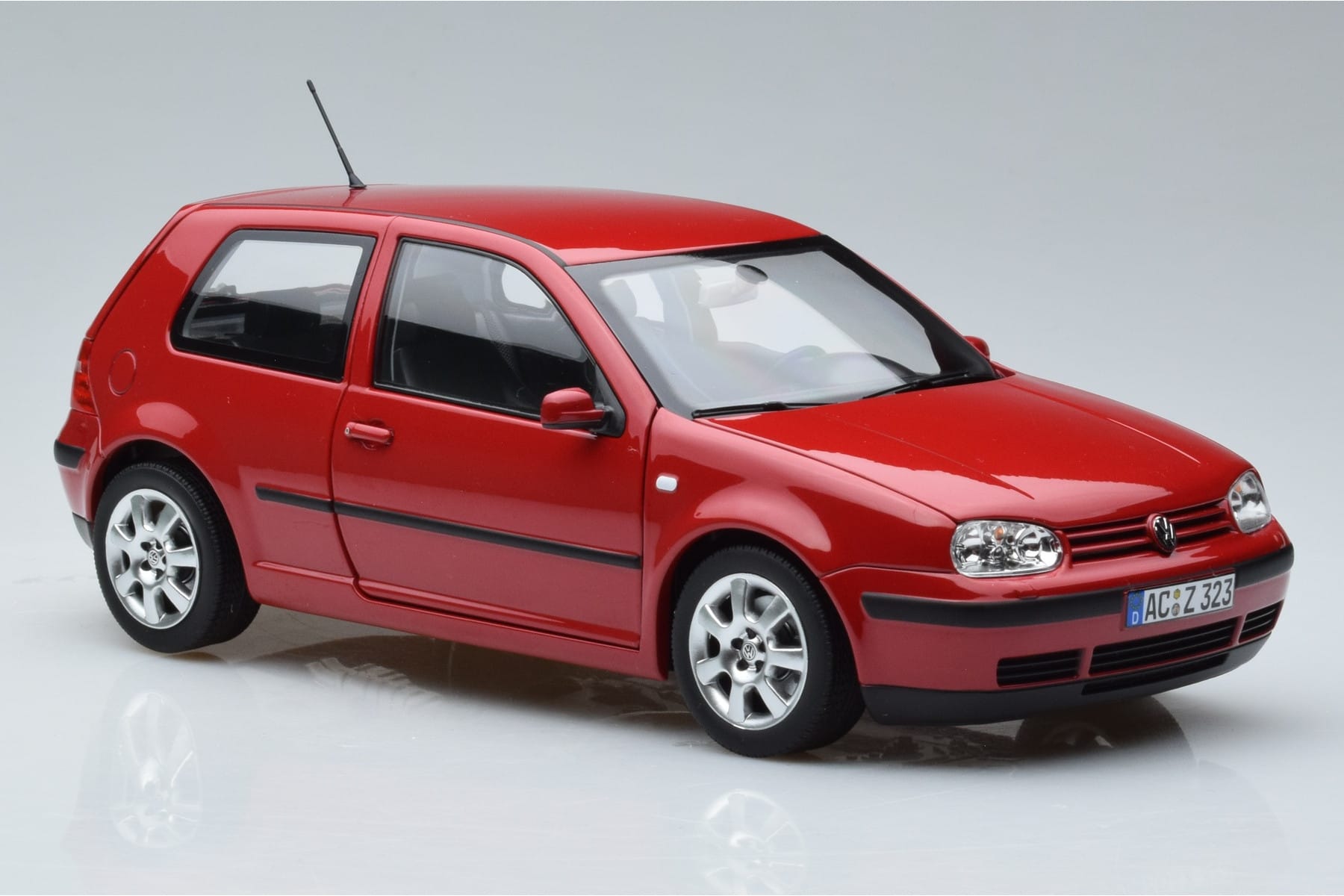 Volkswagen Golf Mk4 Rdeč Norev 1:18 188573 Kovina – slika 5 od 7