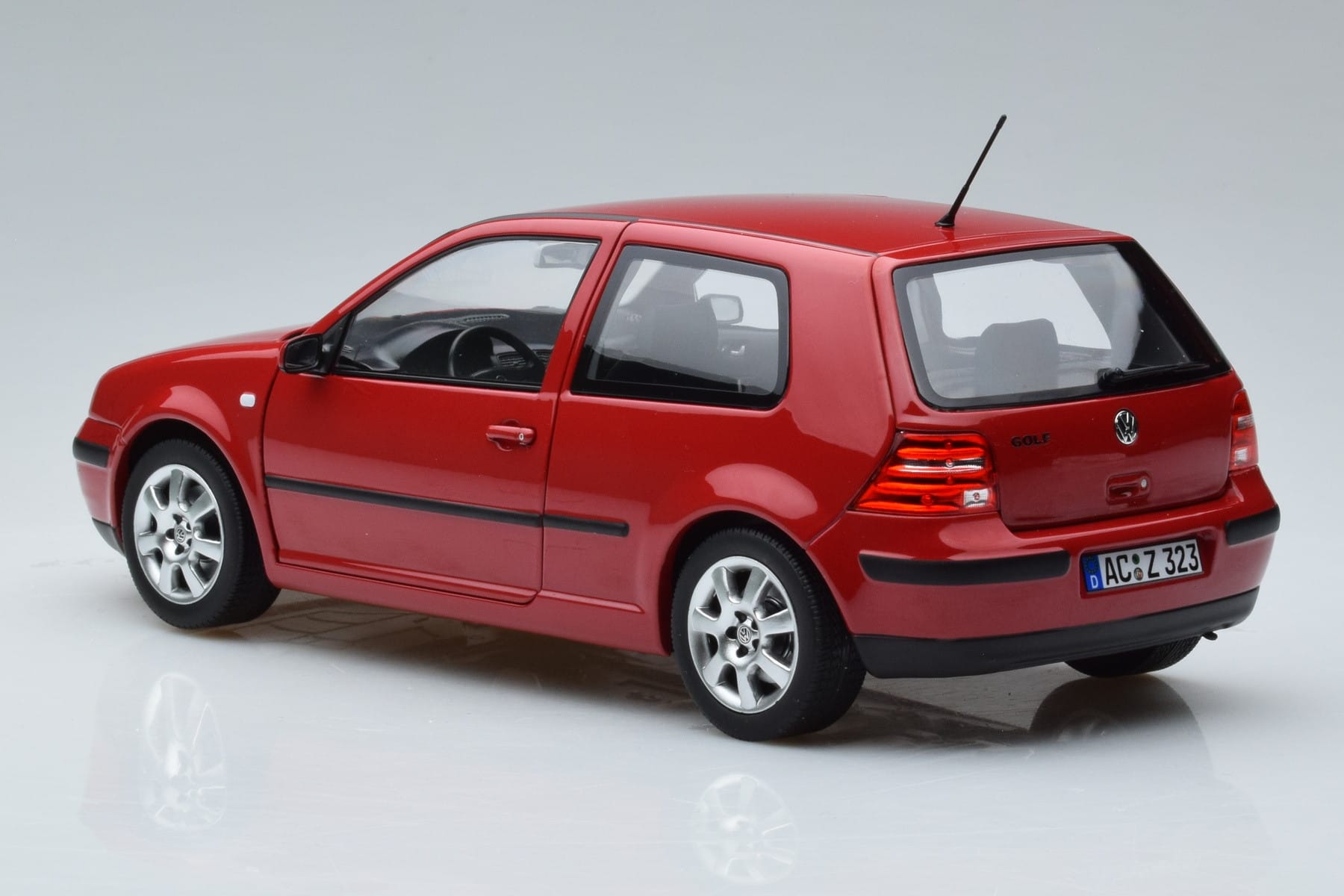 Volkswagen Golf Mk4 Rdeč Norev 1:18 188573 Kovina – slika 6 od 7