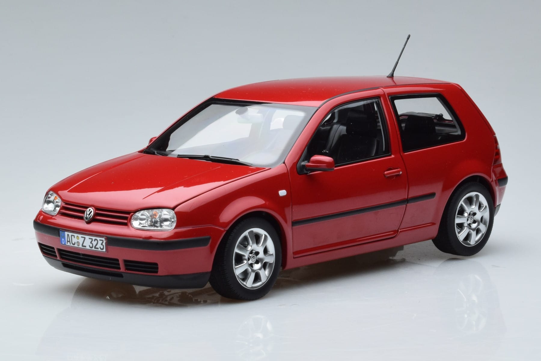 Volkswagen Golf Mk4 Rdeč Norev 1:18 188573 Kovina