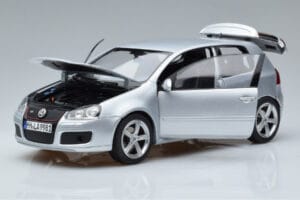 Volkswagen Golf GTI Mk5 Pirelli Edition Srebrna Norev 1:18 188425 Kovina – slika 2 od 7