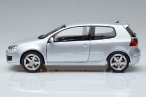 Volkswagen Golf GTI Mk5 Pirelli Edition Srebrna Norev 1:18 188425 Kovina – slika 4 od 7