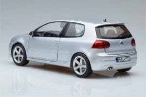 Volkswagen Golf GTI Mk5 Pirelli Edition Srebrna Norev 1:18 188425 Kovina – slika 6 od 7