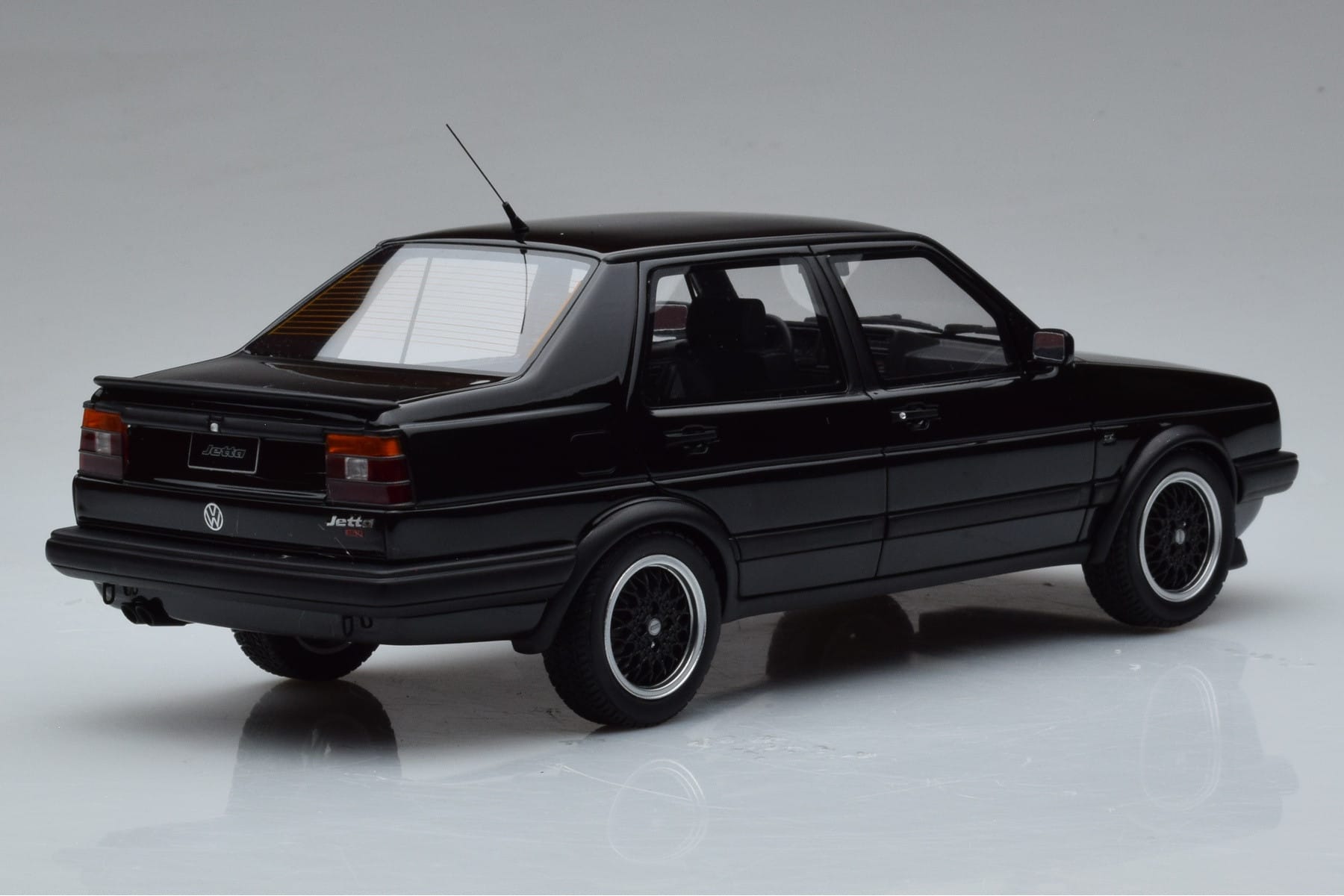Volkswagen Jetta Mk2 Črn Otto 1:18 OT1021 Smola – slika 2 od 6