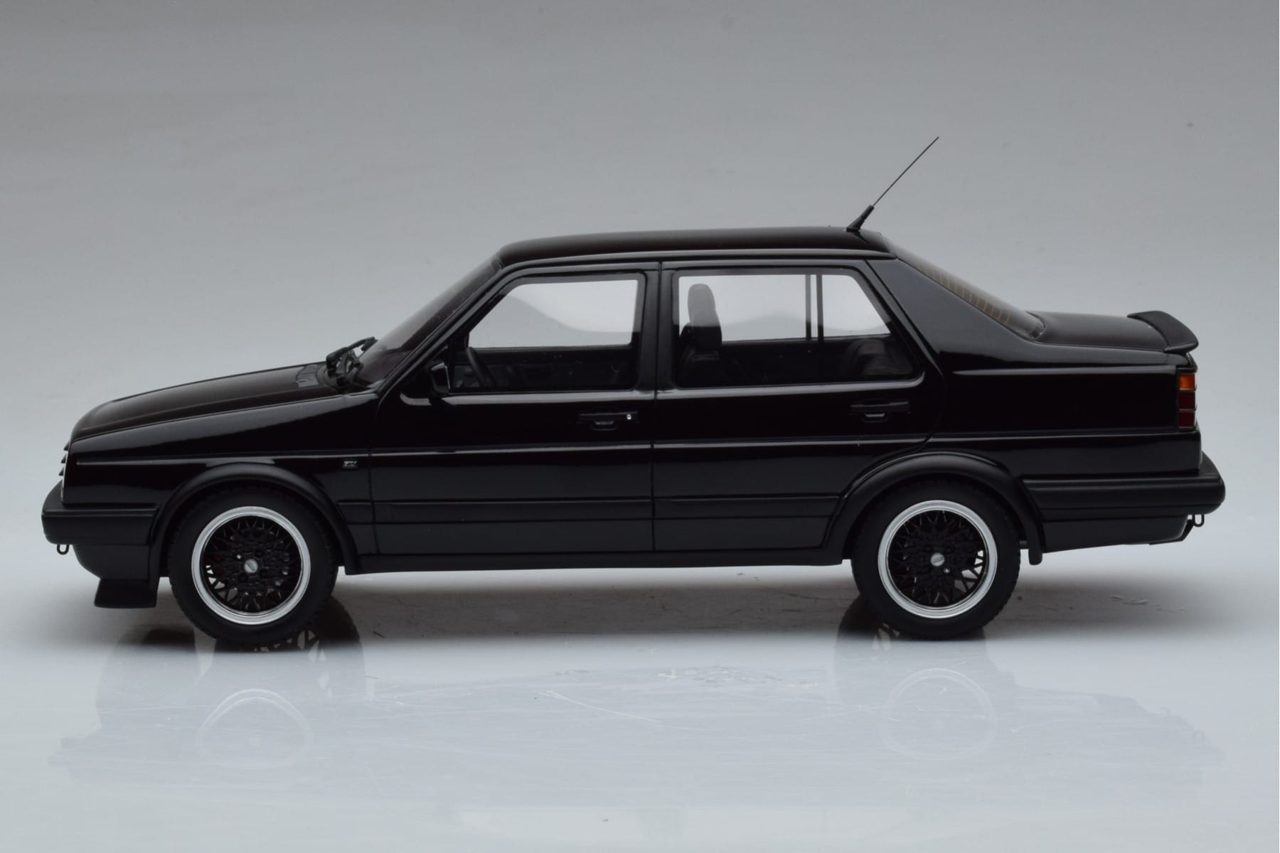 Volkswagen Jetta Mk2 Črn Otto 1:18 OT1021 Smola – slika 3 od 6