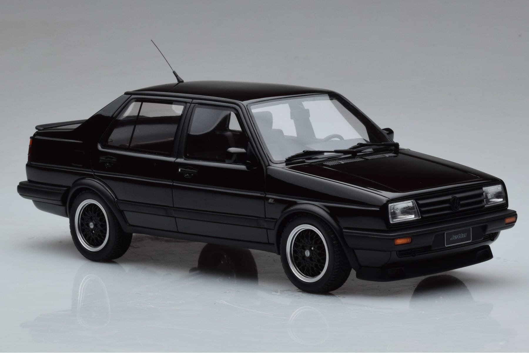Volkswagen Jetta Mk2 Črn Otto 1:18 OT1021 Smola – slika 4 od 6