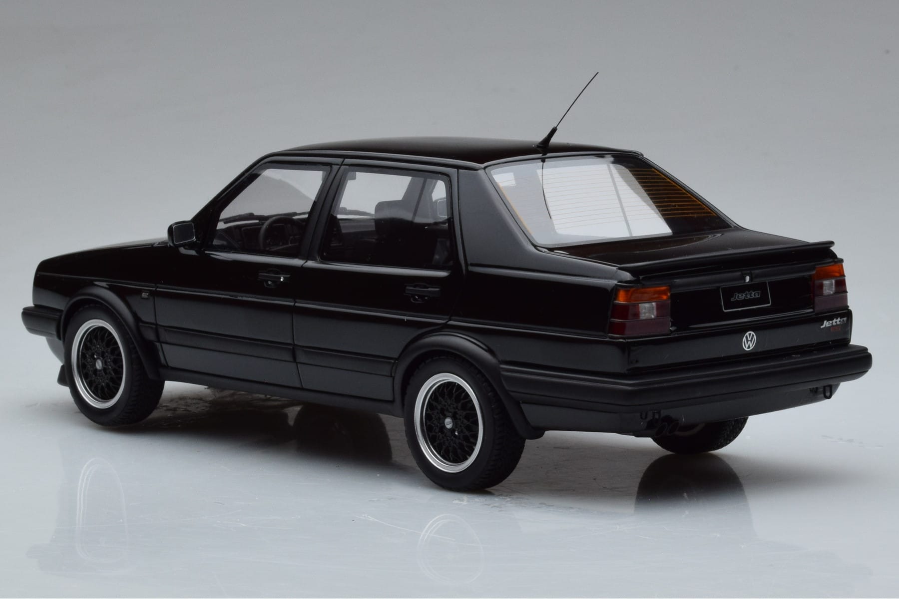 Volkswagen Jetta Mk2 Črn Otto 1:18 OT1021 Smola – slika 5 od 6