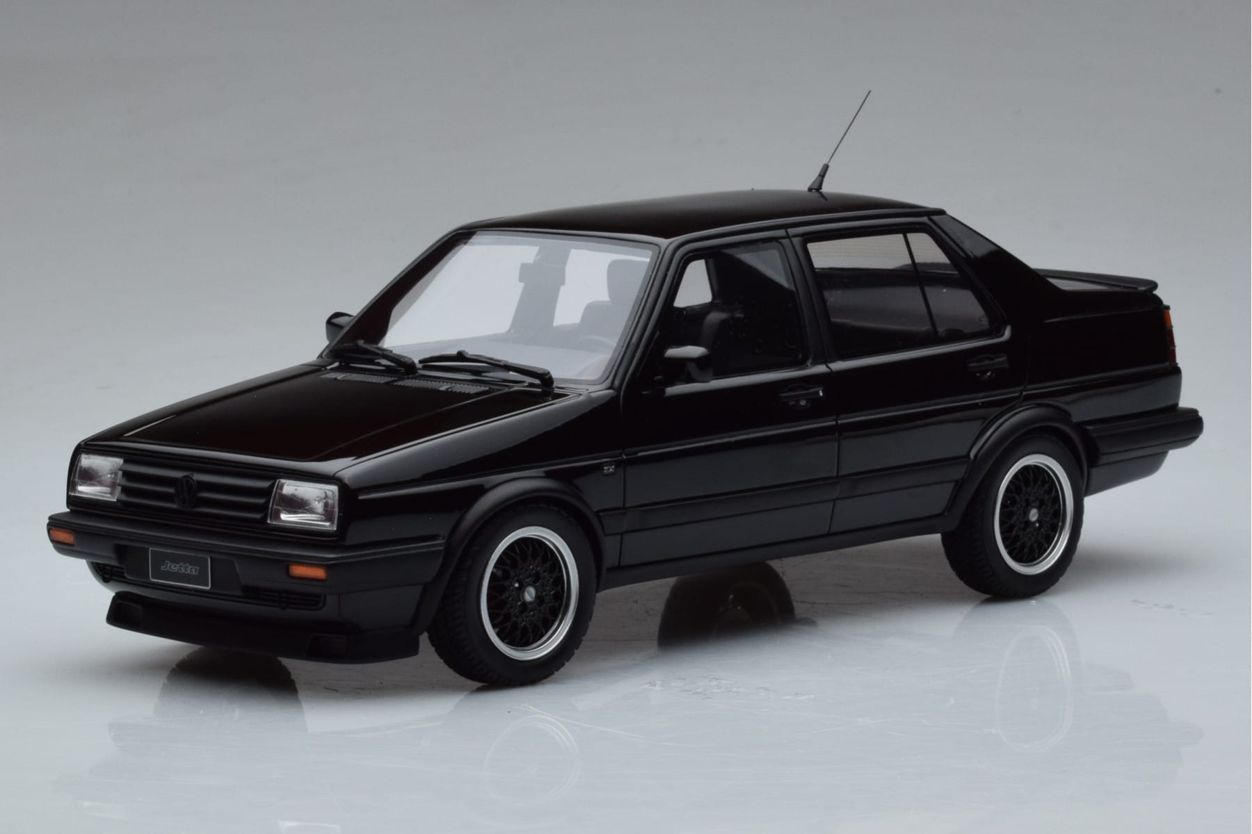 Volkswagen Jetta Mk2 Črn Otto 1:18 OT1021 Smola