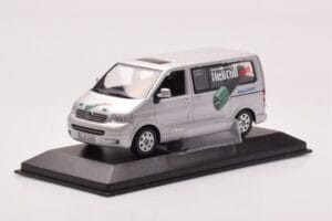 Volkswagen Multivan T5 Srebrna Heli Coil Edition Minichamps 1:43 VOLKSWAGEN-264345 Kovina – slika 2 od 4