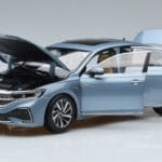 Volkswagen Passat B8 Moder FAW 1:18 ZVF000003A Kovina - image 2 of 7