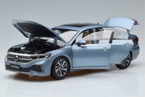 Volkswagen Passat B8 Moder FAW 1:18 ZVF000003A Kovina – slika 2 od 7