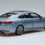 Volkswagen Passat B8 Moder FAW 1:18 ZVF000003A Kovina - image 3 of 7
