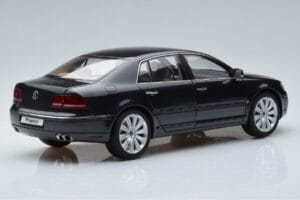 Volkswagen Phaeton V6 Mazeppa Siv Kyosho 1:18 08831MBK Kovina – slika 3 od 9