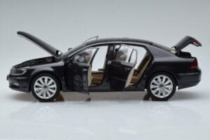 Volkswagen Phaeton V6 Mazeppa Siv Kyosho 1:18 08831MBK Kovina – slika 4 od 9