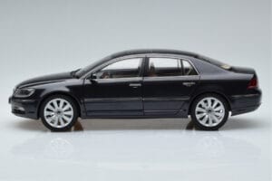 Volkswagen Phaeton V6 Mazeppa Siv Kyosho 1:18 08831MBK Kovina – slika 5 od 9