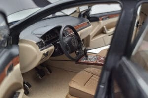 Volkswagen Phaeton V6 Mazeppa Siv Kyosho 1:18 08831MBK Kovina – slika 8 od 9